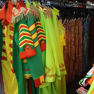 Ca. 92x Carnaval en feestkleding neon